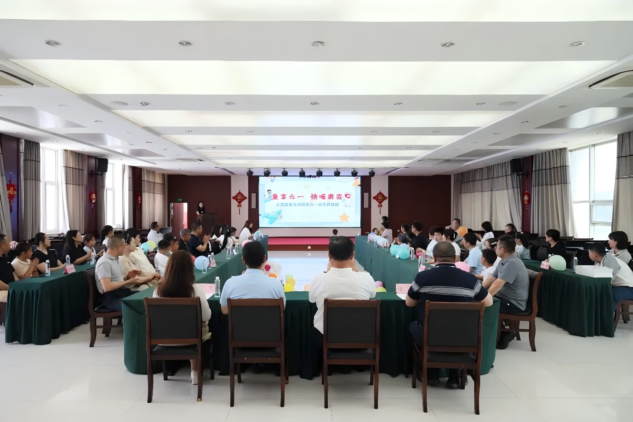 童享六一，，，，，，，情暖008PG国际——008PG国际集团首届三代同堂亲子开放日运动圆满举行